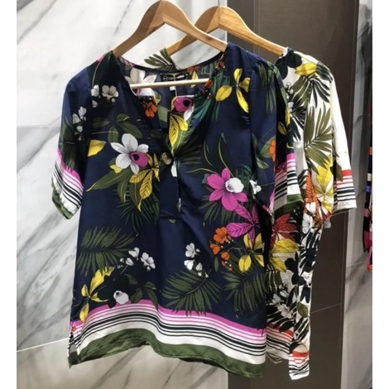 Blusa Estampada Floral Manga Curta Feminina Soltimha com Botão Azul Marinho