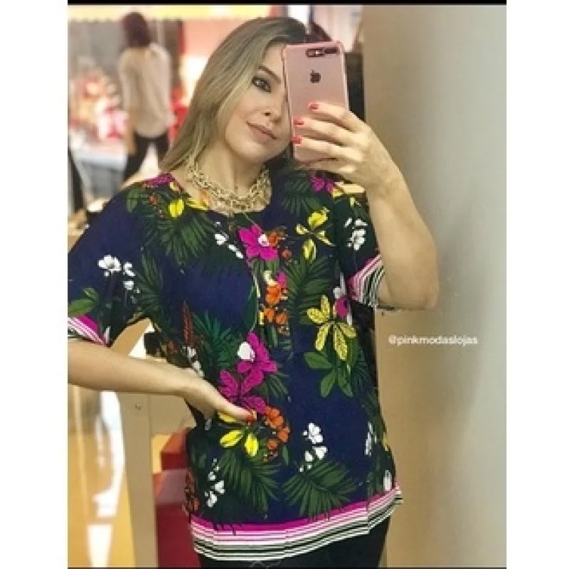 Blusa Estampada Floral Manga Curta Feminina Soltimha com Botão Azul Marinho