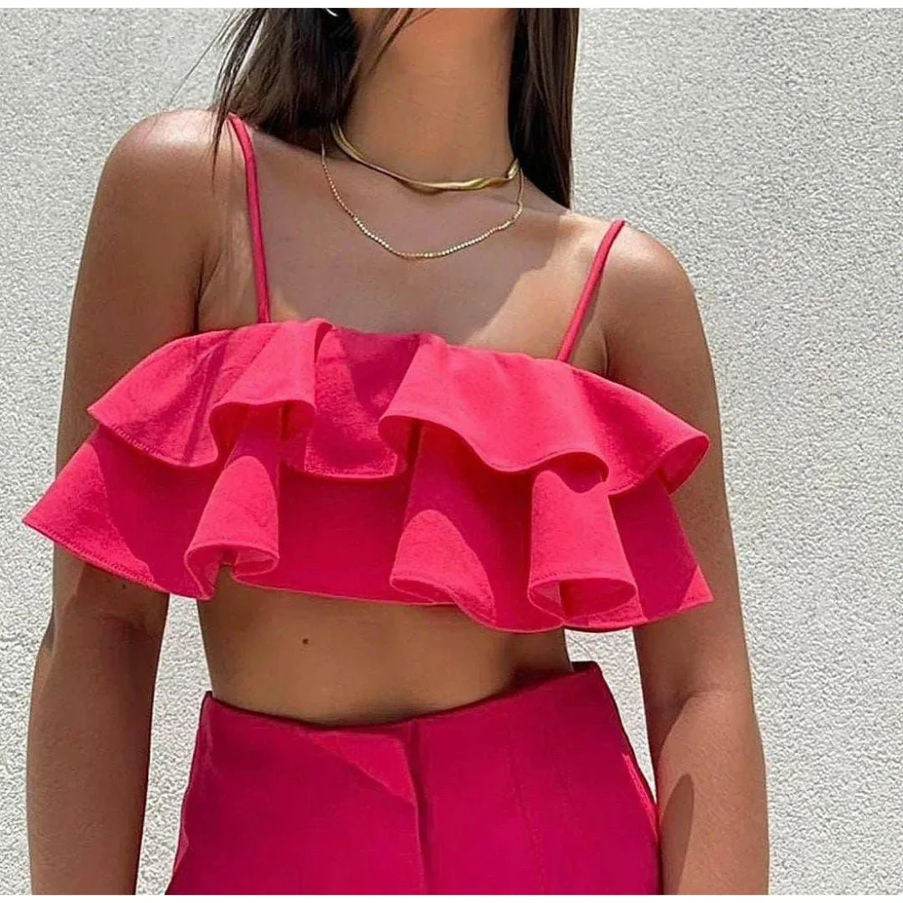 Moda Feminina 2023: Cropped com Camadas de Babados, Alça Gringa Verde Militar (Air Flow)