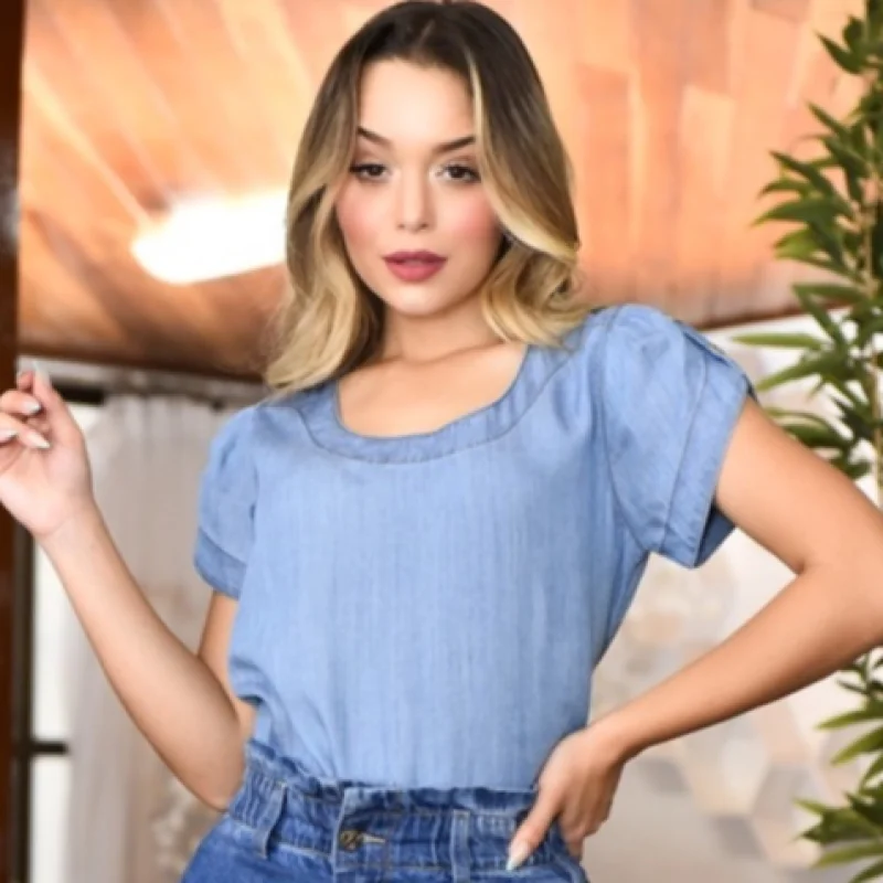 Blusa feminina manga curta jeans, gola canoa com dois botões JEANS ESCURO