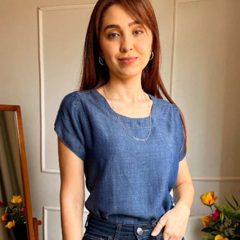 Blusa feminina manga curta jeans, gola canoa com dois botões JEANS ESCURO