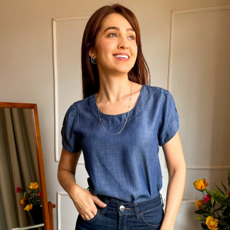 Blusa feminina manga curta jeans, gola canoa com dois botões JEANS ESCURO