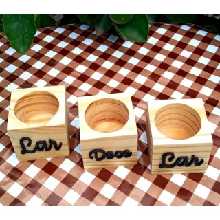 Decoração com trio de vasinhos de madeira e plantas artificiais - Home Sweet home