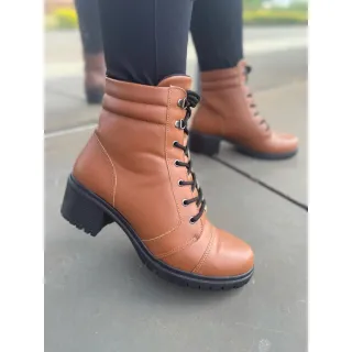 Bota Feminina Napa com Aplicações - Coturno de Cano Baixo - Preto