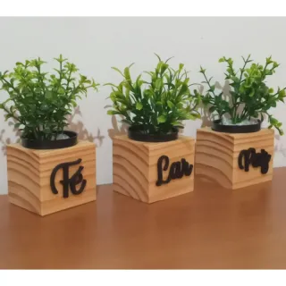 Decoração com trio de vasinhos de madeira e plantas artificiais - Home Sweet home