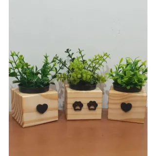 Decoração com trio de vasinhos de madeira e plantas artificiais - Home Sweet home