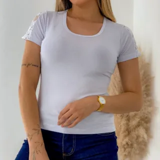 Detalhe de renda na manga - Blusa feminina Tshirt com renda - Rose