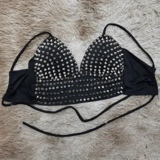 Top cropped de amarrar com pedraria spike e ajuste nas costas - Preto Spike prata