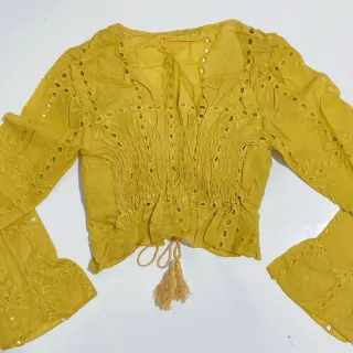 Blusa cropped manga longa feminina em malha lese com gripo na frente (AFS818) - mostarda