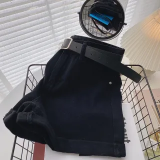 Modelagem solta em linha A, shorts jeans feminino de cintura alta e fina