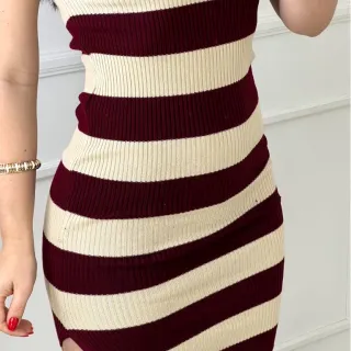 Elegante Vestido Feminino Listrado Canelado Luxo Com Fendas Meia Gola - BEGE E OFF WHITE