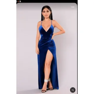 Fenda e alça em vestido longo feminino de festa