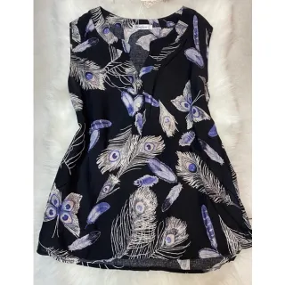 Estampa de verão: Regata feminina com alça larga e botões frontais - Creme com flor