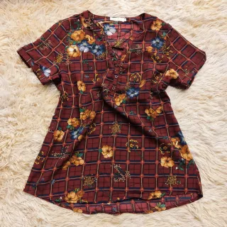 Camisa Feminina Estampa Xadrez Floral Manga Curta Decote V com 3 Botões ZL3902 - 30 - Vinho