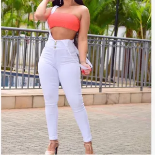 Levanta e Modela Jardineira Salopete Jeans - Raryel - Preto