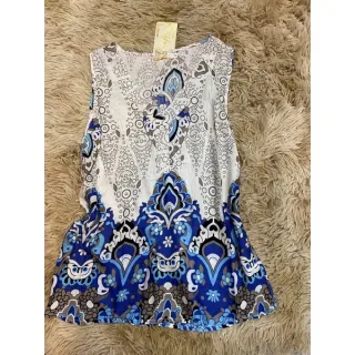 Estampa de verão: Regata feminina com alça larga e botões frontais - Creme com flor