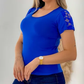 Detalhe de renda na manga - Blusa feminina Tshirt com renda - Rose