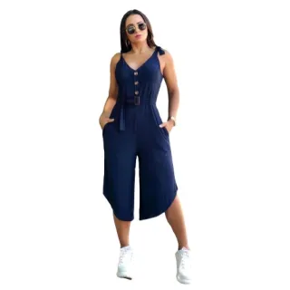 Moda casual: macacão pantacourt feminino com cinto e botões - Azul