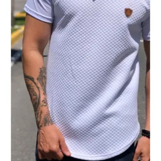 Camiseta Longline Masculina Premium Oversized com Logo em Couro Sintético - Preta