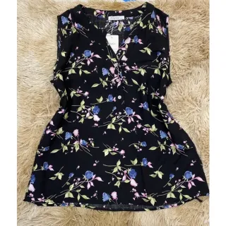 Estampa de verão: Regata feminina com alça larga e botões frontais - Creme com flor