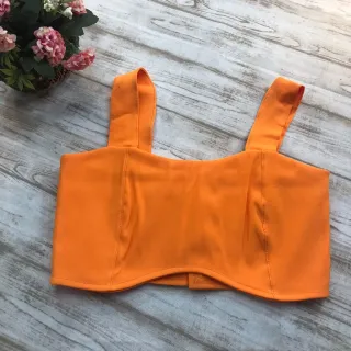 Botões nas Costas Top Cropped com Detalhe na Cintura - Vinho