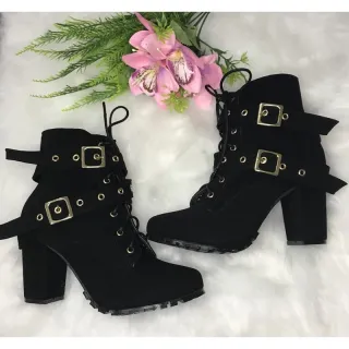 Bota feminina com solado tratorado, salto grosso e opções de fivela - Sued preto