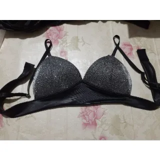 Tendência moda blogueira - Top Cropped feminino com bojo e brilho - Preto brilho liso