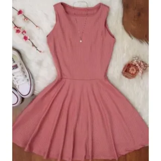 Vestido feminino estilo boneca plissado curto, soltinho e canelado - Preto