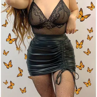 Saia franzida lateral moda gringa cirrê curta - Preto
