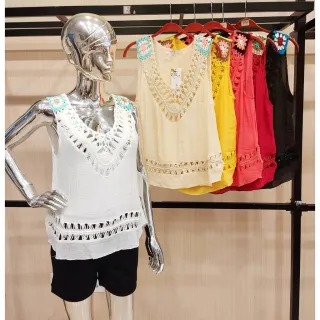 Regata feminina floral com renda no decote, transparência leve e detalhes de praia - Preta