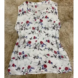 Estampa de verão: Regata feminina com alça larga e botões frontais - Creme com flor