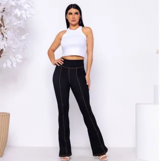 Detalhes na Frente: Calça Flare Feminina Jeans Boca de Sino com Cintura Alta - Preto