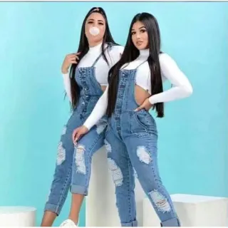Lançamento 2021: Jardineira Jeans Feminina Rasgada Comprida - Azul Claro