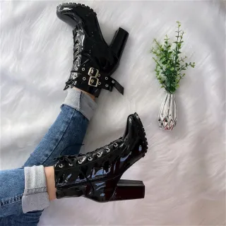 Bota feminina com solado tratorado, salto grosso e opções de fivela - Sued preto