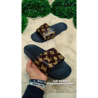 Confortável Chinelo Slide UNISSEX V-E-R-S-A-C-E - L.V/Preto