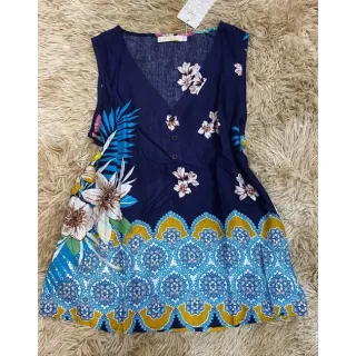 Estampa de verão: Regata feminina com alça larga e botões frontais - Creme com flor