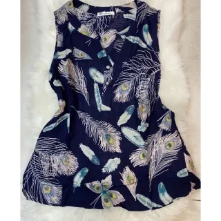 Estampa de verão: Regata feminina com alça larga e botões frontais - Creme com flor