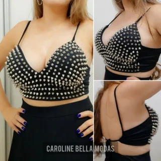 Top cropped de amarrar com pedraria spike e ajuste nas costas