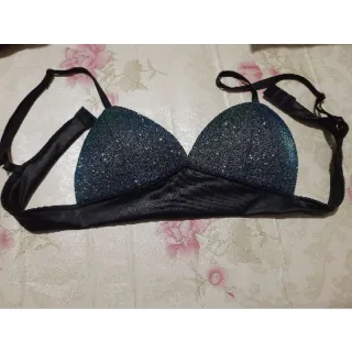 Tendência moda blogueira - Top Cropped feminino com bojo e brilho - Preto brilho liso