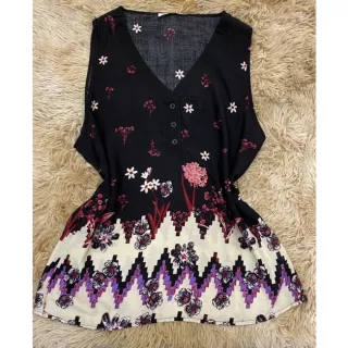 Estampa de verão: Regata feminina com alça larga e botões frontais - Creme com flor