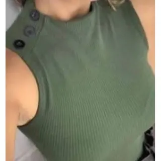 Blusa feminina regata básica com gola alta, botão no ombro e sem bojo - Tendência casual - Cinza