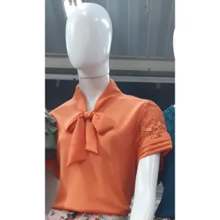 Oferta de Blusa Feminina Linda com Detalhe de Laço para Amarrar - Branco