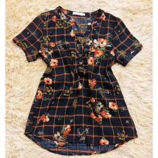 Camisa Feminina Estampa Xadrez Floral Manga Curta Decote V com 3 Botões ZL3902 - 30 - Vinho