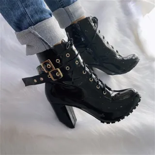 Bota feminina com solado tratorado, salto grosso e opções de fivela - Sued preto