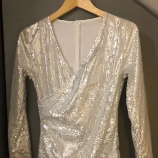 Vestido Feminino de Lantejoulas Brilhantes Curto - Decote Amplo e Manga Comprida - Prata