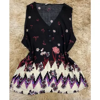 Estampa de verão: Regata feminina com alça larga e botões frontais - Creme com flor