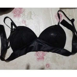 Tendência moda blogueira - Top Cropped feminino com bojo e brilho - Preto brilho liso