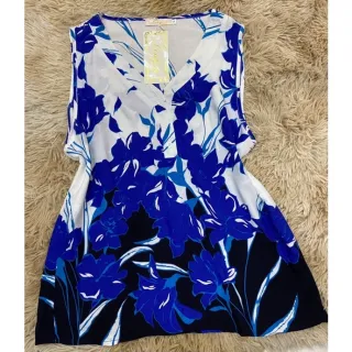 Estampa de verão: Regata feminina com alça larga e botões frontais - Creme com flor