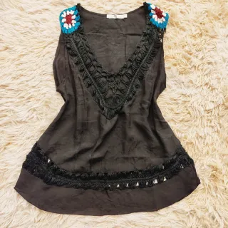 Regata feminina floral com renda no decote, transparência leve e detalhes de praia - Preta