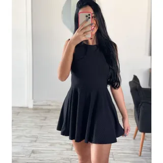 Vestido feminino estilo boneca plissado curto, soltinho e canelado - Preto